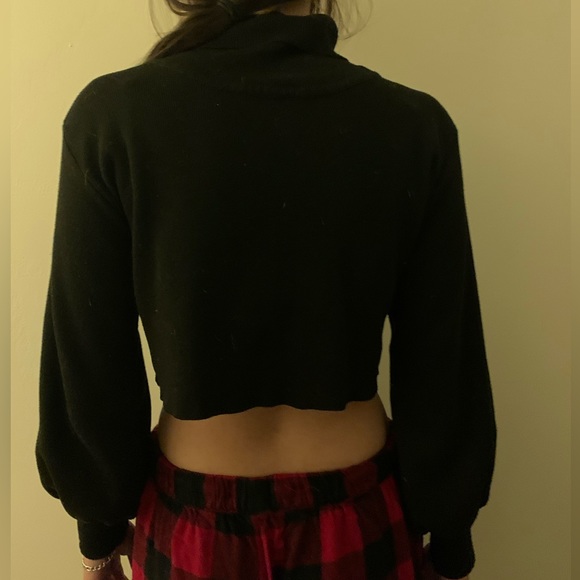 SHEIN Long-sleeve crop top (Size M) - Picture 2 of 2